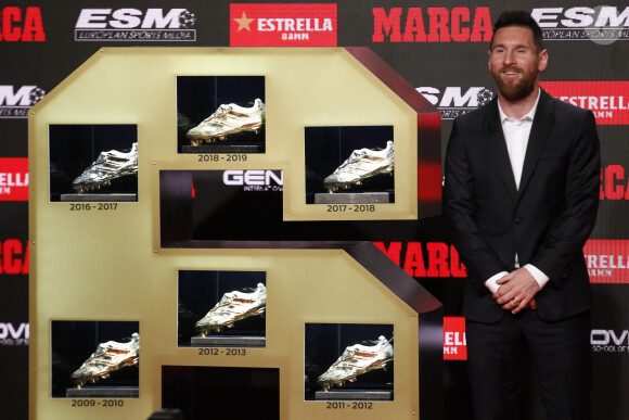Le joueur du FC Barcelone, Lionel Messi reçoit le sixième "Soulier d'or" de sa carrière à Barcelone, le 16 octobre 2019.