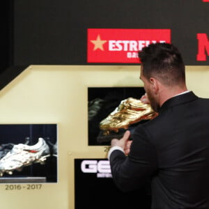 Le joueur du FC Barcelone, Lionel Messi reçoit le sixième "Soulier d'or" de sa carrière à Barcelone, le 16 octobre 2019.