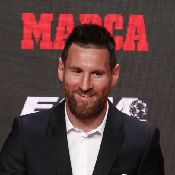 Le joueur du FC Barcelone, Lionel Messi reçoit le sixième "Soulier d'or" de sa carrière à Barcelone, le 16 octobre 2019.