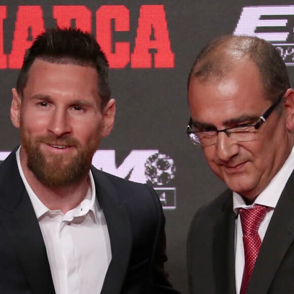 Le joueur du FC Barcelone, Lionel Messi reçoit le sixième "Soulier d'or" de sa carrière à Barcelone, le 16 octobre 2019.