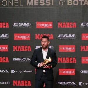 Le joueur du FC Barcelone, Lionel Messi reçoit le sixième "Soulier d'or" de sa carrière à Barcelone, le 16 octobre 2019.