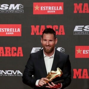 Le joueur du FC Barcelone, Lionel Messi reçoit le sixième "Soulier d'or" de sa carrière à Barcelone, le 16 octobre 2019.