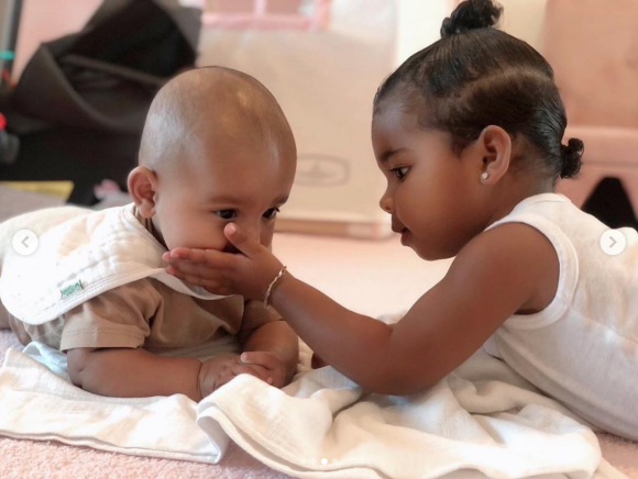 Le fils de Kim Kardashian, Psalm West, et sa cousine True Thompson (fille de Khloé Kardashian). Octobre 2019.