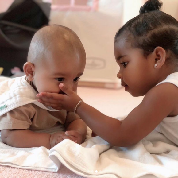 Le fils de Kim Kardashian, Psalm West, et sa cousine True Thompson (fille de Khloé Kardashian). Octobre 2019.