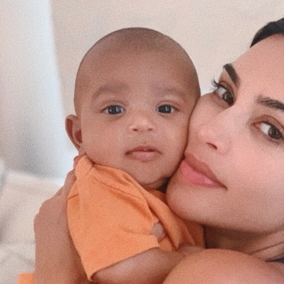 Kim Kardashian et son fils Psalm West. Août 2019.