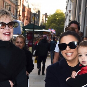 Eva Longoria, avec son fils Santiago, et Melanie Griffith sont allées déjeuner à la Brasserie Of Light à Londres le 16 octobre 2019.