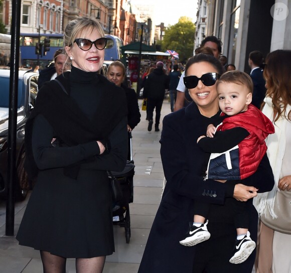 Eva Longoria, avec son fils Santiago, et Melanie Griffith sont allées déjeuner à la Brasserie Of Light à Londres le 16 octobre 2019.
