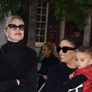 Eva Longoria, avec son fils Santiago, et Melanie Griffith sont allées déjeuner à la Brasserie Of Light à Londres le 16 octobre 2019.