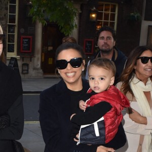 Eva Longoria, avec son fils Santiago, et Melanie Griffith sont allées déjeuner à la Brasserie Of Light à Londres le 16 octobre 2019.