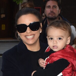 Eva Longoria, avec son fils Santiago, et Melanie Griffith sont allées déjeuner à la Brasserie Of Light à Londres le 16 octobre 2019.