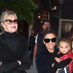 Eva Longoria, avec son fils Santiago, et Melanie Griffith sont allées déjeuner à la Brasserie Of Light à Londres le 16 octobre 2019.