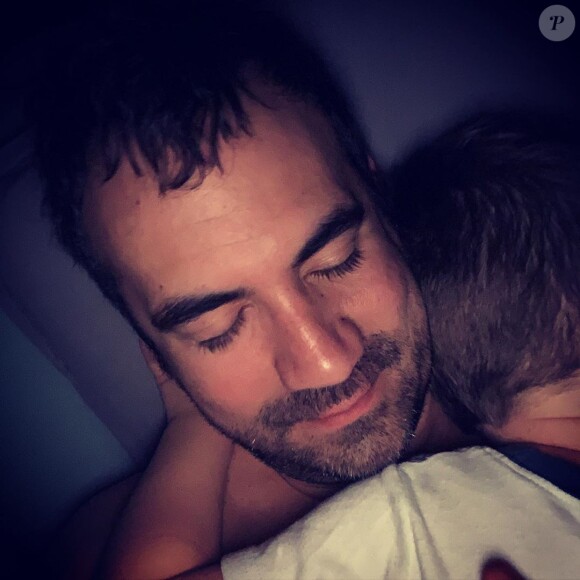 Alex Goude en pleine câlin avec son fils Elliot, Instagram, octobre 2019.