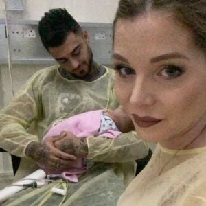 Jessica Thivenin et Thibault Garcia font un peau à peau avec leur fils Maylone (19 octobre 2019).