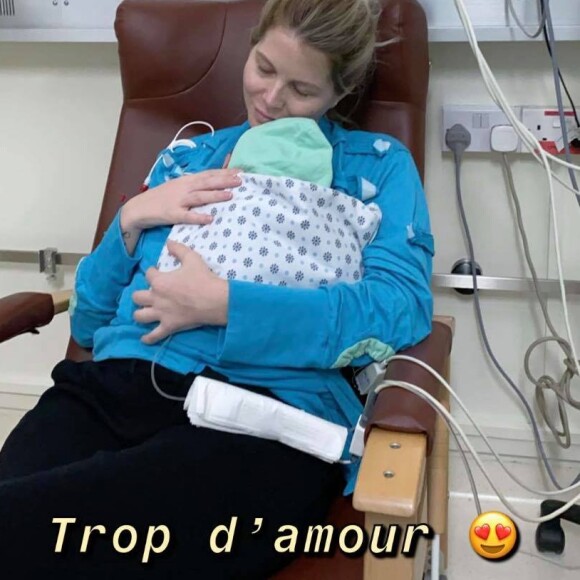 Jessica Thivenin et Thibault Garcia font un peau à peau avec leur fils Maylone (19 octobre 2019).