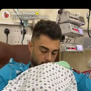 Jessica Thivenin et Thibault Garcia font un peau à peau avec leur fils Maylone (19 octobre 2019).