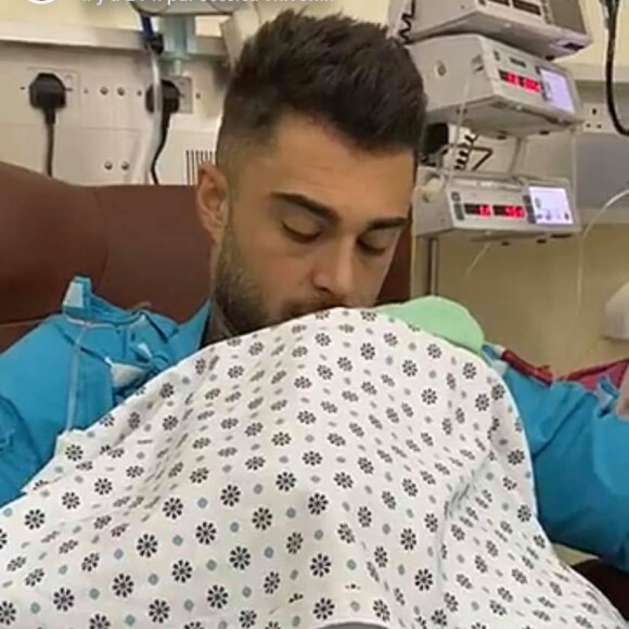 Jessica Thivenin et Thibault Garcia font un peau à peau avec leur fils Maylone (19 octobre 2019).