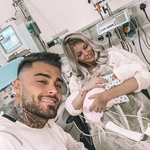 Jessica Thivenin et Thibault Garcia ont enfin pu tenir leur bébé Maylone dans les bras. Le 17 octobre 2019.