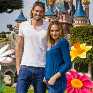 Camille Lacourt et Valérie Bègue à Disneyland paris le 12 avril 2015.