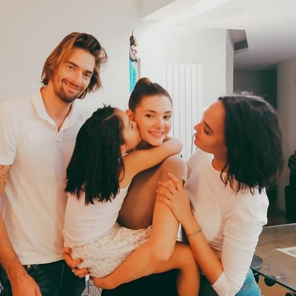 Camille Lacourt, sa compagne Alice et Valérie Bègue avec leur fille Jazz, sur Instagram le 20 octobre 2019.