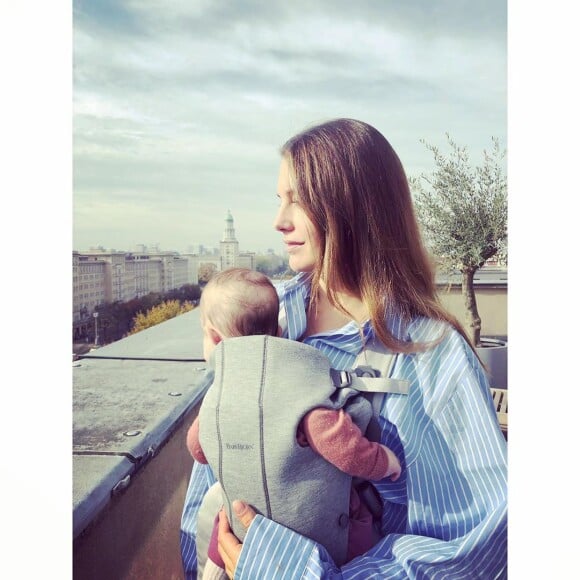 Natasha Andrews, la compagne de Pierre Niney, pose avec leur fille cadette Billie sur Instagram, le 21 octobre 2019.