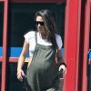 Shay Mitchell (enceinte) et son mari Matte Babel vont faire du shopping chez Best Buy à Los Angeles, Californie, Etats-Unis, le 14 septembre 2019.