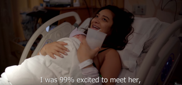 Shay Mitchell souffre le martyr dans la vidéo de son accouchement, publiée sur YouTube, le 21 octobre 2019. Après 33 heures, elle peut enfin tenir sa fille dans les bras.