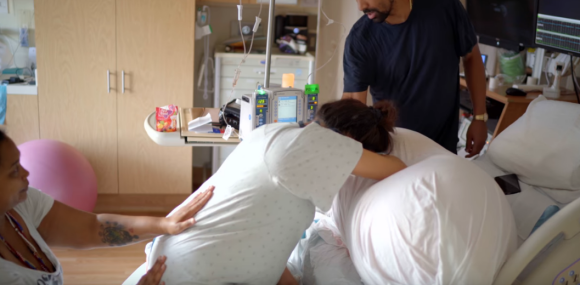 Shay Mitchell souffre le martyr dans la vidéo de son accouchement, publiée sur YouTube, le 21 octobre 2019. Massage de sa doula.