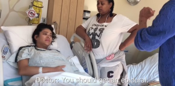 Shay Mitchell souffre le martyr dans la vidéo de son accouchement, publiée sur YouTube, le 21 octobre 2019.