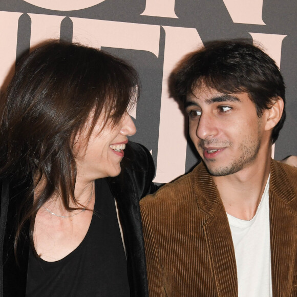 Ben Attal sa mère Charlotte Gainsbourg - Avant-première du film "Mon chien stupide" au cinéma UGC Normandie à Paris, le 22 octobre 2019. © Coadic Guirec/Bestimage