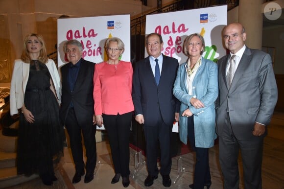 Julie Gayet, Jean-Loup Arnaud, Michèle Alliot-Marie, Patrick Ollier, Sophie Cluzel et son mari Bruno - 27e Gala de l'Espoir de la Ligue contre le cancer au Théâtre des Champs-Elysées à Paris, le 22 octobre 2019. © Giancarlo Gorassini/Bestimage