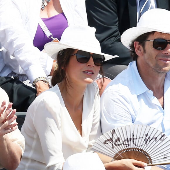 Patrick Bruel et sa compagne Caroline Nielsen - People dans les tribunes lors de la demi-finale des Internationaux de tennis de Roland-Garros à Paris, le 5 juin 2015.