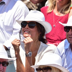 Patrick Bruel et sa compagne Caroline Nielsen - People dans les tribunes lors de la demi-finale des Internationaux de tennis de Roland-Garros à Paris, le 5 juin 2015.