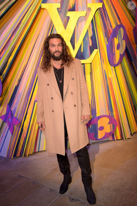 Jason Mamoa assiste à la soirée de réouverture du magasin Louis Vuitton situé sur Bond Street. Londres, le 23 octobre 2019.