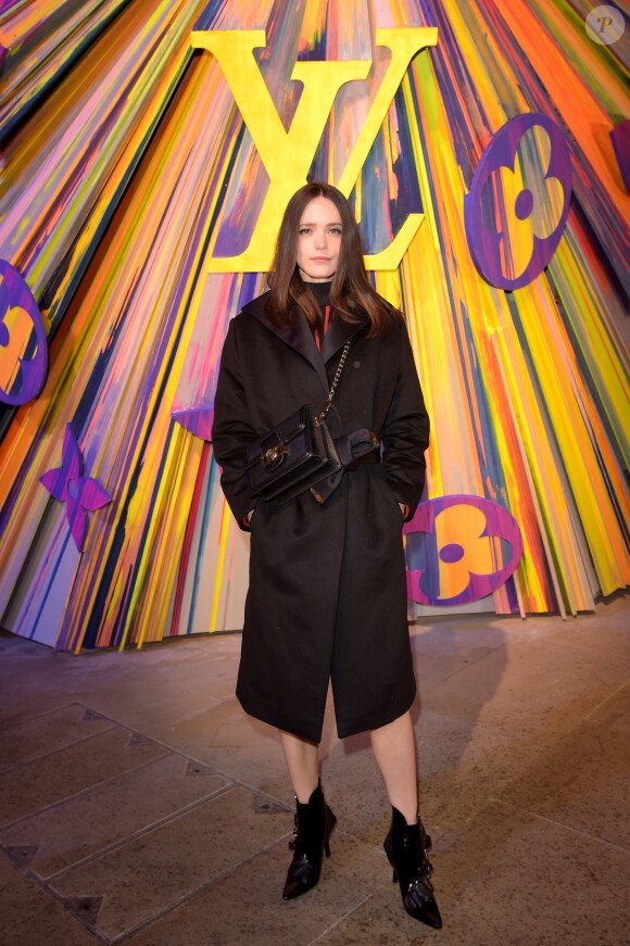 Stacy Martin assiste à la soirée de réouverture du magasin Louis Vuitton situé sur Bond Street. Londres, le 23 octobre 2019.