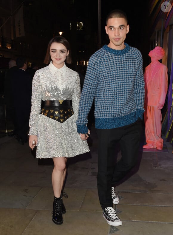 Maisie Williams et son petit ami Reuben Selby assistent à la soirée de réouverture du magasin Louis Vuitton situé sur Bond Street. Londres, le 23 octobre 2019.