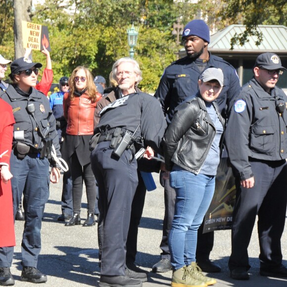 Jane Fonda participait pour la deuxième semaine à une manifestation pour le climat devant le Capitole à Washington le 18 octobre 2019 avec le mouvement Fire Drill Fridays. Et pour la deuxième semaine, elle a été arrêtée par la police.
