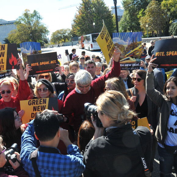 Jane Fonda participait pour la deuxième semaine à une manifestation pour le climat devant le Capitole à Washington le 18 octobre 2019 avec le mouvement Fire Drill Fridays. Et pour la deuxième semaine, elle a été arrêtée par la police.