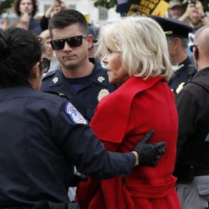 Jane Fonda a été arrêtée pour la troisième fois en trois semaines lors d'une manifestation pour le climat devant le Capitole à Washington le 25 octobre 2019 avec le mouvement Fire Drill Fridays.