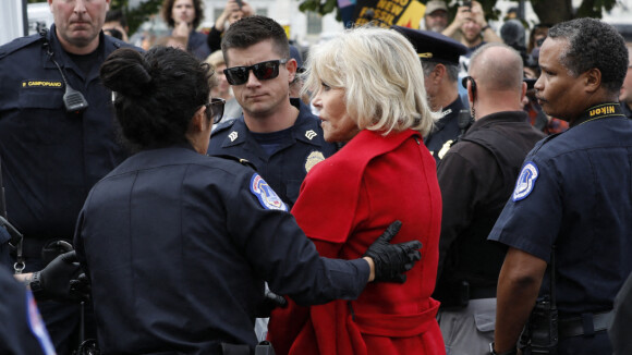 Jane Fonda, 81 ans, arrêtée : menottée mais insoumise avec Ted Danson