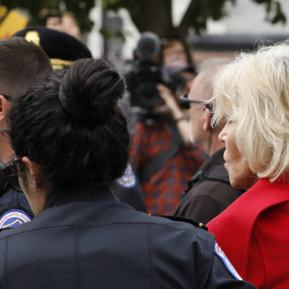 Jane Fonda a été arrêtée pour la troisième fois en trois semaines lors d'une manifestation pour le climat devant le Capitole à Washington le 25 octobre 2019 avec le mouvement Fire Drill Fridays.