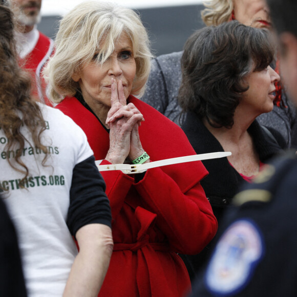 Jane Fonda a été arrêtée pour la troisième fois en trois semaines lors d'une manifestation pour le climat devant le Capitole à Washington le 25 octobre 2019 avec le mouvement Fire Drill Fridays.