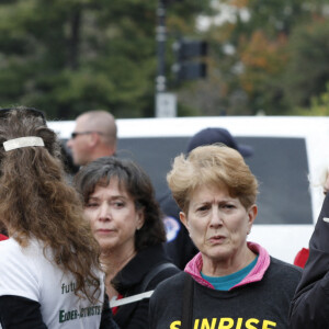 Jane Fonda a été arrêtée pour la troisième fois en trois semaines, avec l'acteur Ted Danson (à droite) venu en renfort, lors d'une manifestation pour le climat devant le Capitole à Washington le 25 octobre 2019 avec le mouvement Fire Drill Fridays.