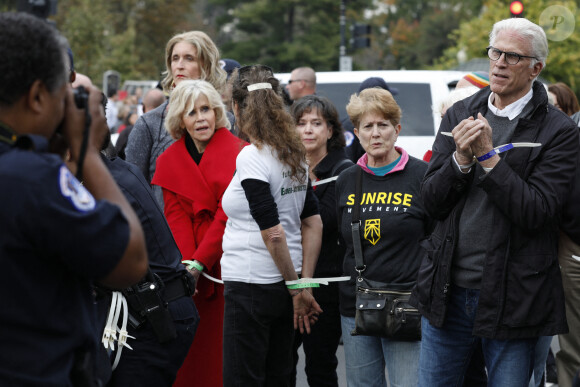 Jane Fonda a été arrêtée pour la troisième fois en trois semaines, avec l'acteur Ted Danson (à droite) venu en renfort, lors d'une manifestation pour le climat devant le Capitole à Washington le 25 octobre 2019 avec le mouvement Fire Drill Fridays.