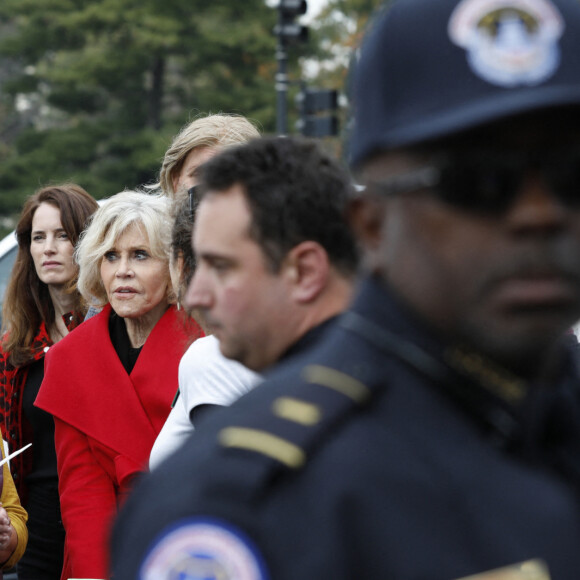 Jane Fonda a été arrêtée pour la troisième fois en trois semaines lors d'une manifestation pour le climat devant le Capitole à Washington le 25 octobre 2019 avec le mouvement Fire Drill Fridays.