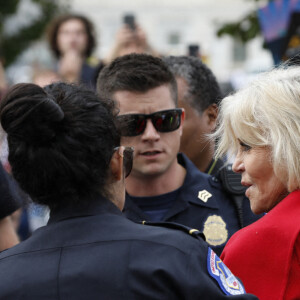 Jane Fonda a été arrêtée pour la troisième fois en trois semaines lors d'une manifestation pour le climat devant le Capitole à Washington le 25 octobre 2019 avec le mouvement Fire Drill Fridays.