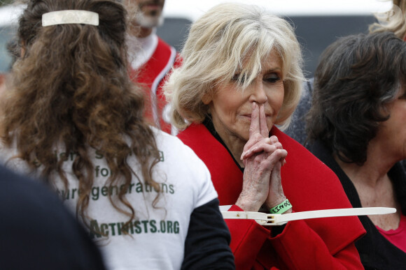 Jane Fonda a été arrêtée et menottée pour la troisième fois en trois semaines lors d'une manifestation pour le climat devant le Capitole à Washington le 25 octobre 2019 avec le mouvement Fire Drill Fridays.