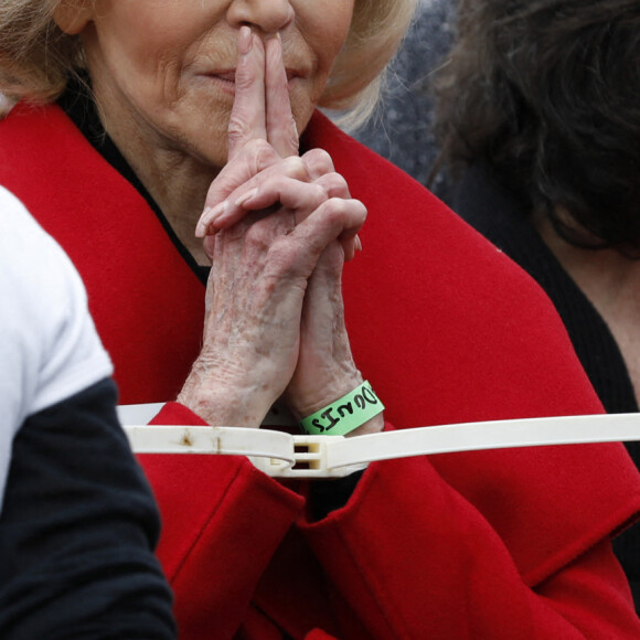 Jane Fonda a été arrêtée et menottée pour la troisième fois en trois semaines lors d'une manifestation pour le climat devant le Capitole à Washington le 25 octobre 2019 avec le mouvement Fire Drill Fridays.