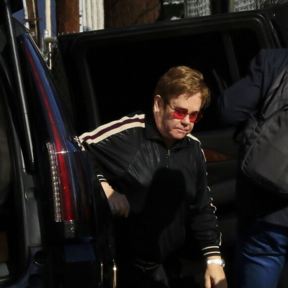 Elton John arrive dans les studios de l'émission 'Jimmy Kimmel Live!' à Hollywood, le 15 octobre 2019. © CPA / Bestimage