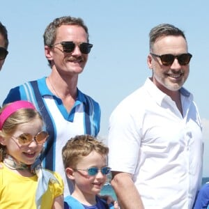 Elton John, son mari David Furnish et leurs fils Elijah et Zachary, avec leurs amis Neil Patrick Harris, son mari David Burtka et leurs enfants Harper et Gideon, au Club 55 à Saint-Tropez. Le 2 août 2019 © Luc Boutria / Nice Matin / Bestimage