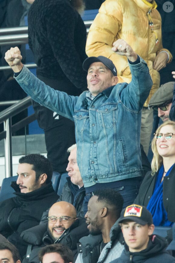 Medi Sadoun, Dadju, Kad Merad dans les tribunes lors du match de Ligue 1 "PSG - OM (4-0)" au Parc des Princes, le 27 octobre 2019. © Cyril Moreau/Bestimage